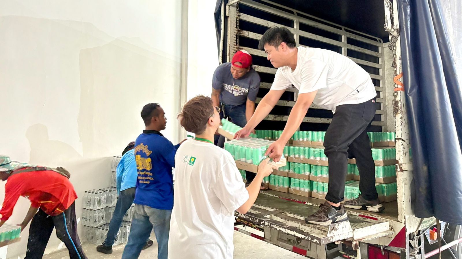 Thaivivat_Water_Donation_Loading_1600x900.jpg